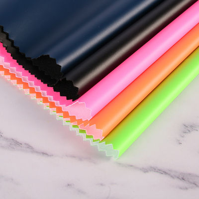 Cuero de PU blanco para prendas de vestir 54/55' de ancho