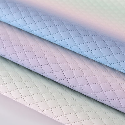 Bolso de mano en relieve de tela de cuero de PU textura de grilla de diamantes de arco iris gradiente