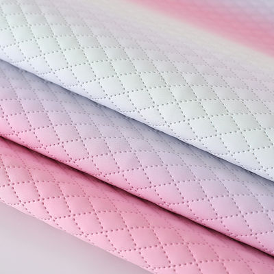 Bolso de mano en relieve de tela de cuero de PU textura de grilla de diamantes de arco iris gradiente