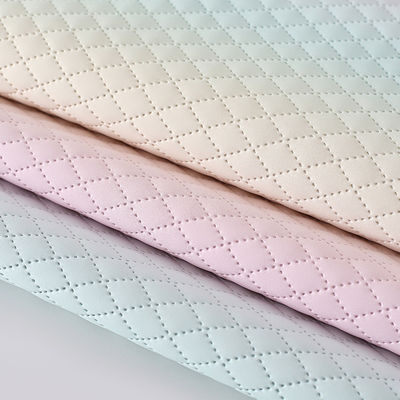 Bolso de mano en relieve de tela de cuero de PU textura de grilla de diamantes de arco iris gradiente