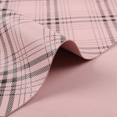 Las bolsas son de tejido de cuero falso de impresión de PVC de color cuadrado rayado resistente a los arañazos artificiales.