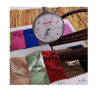 PVC de grano de cocodrilo Tejido de cuero sintético Refractado Estiramiento a prueba de agua para cartera Calzado portátil Bolso de sofá Muebles de uso