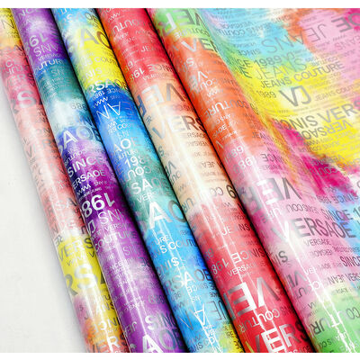 PU Rainbow Letter Print Magazine Diseño de cuero sintético impermeable Tejido de cuero falso para bolsas de equipaje Muebles cosméticos/sofá