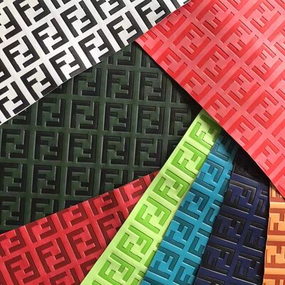 Fabrica de cuero sintético en relieve de color de la moda de vinilo de PU personalizado para muebles para bolsas de calzado Alfombras de mesa cubierta de sofá