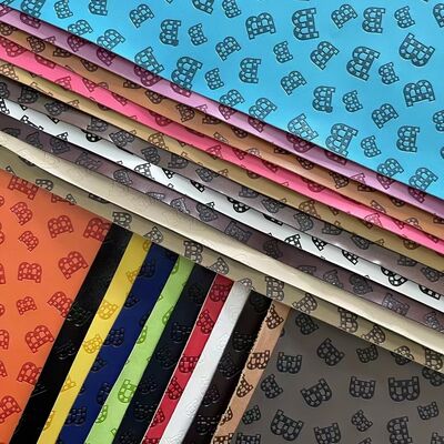 Fabrica de cuero sintético en relieve de color de la moda de vinilo de PU personalizado para muebles para bolsas de calzado Alfombras de mesa cubierta de sofá