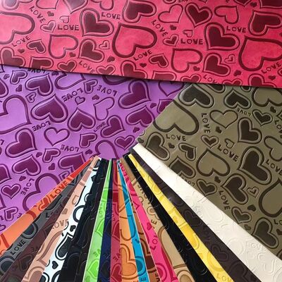 Fabrica de cuero sintético en relieve de color de la moda de vinilo de PU personalizado para muebles para bolsas de calzado Alfombras de mesa cubierta de sofá