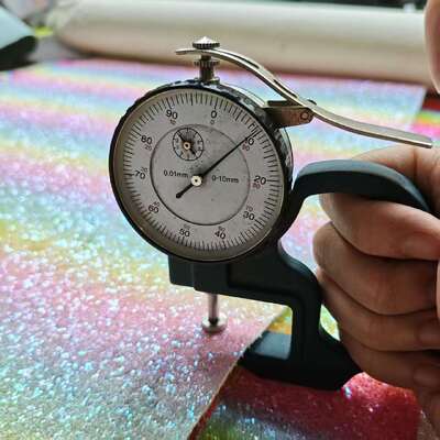 Patrón de verificación de brillo del arco iris Cuero sintético de PVC para bolsos, zapatos y artesanías
