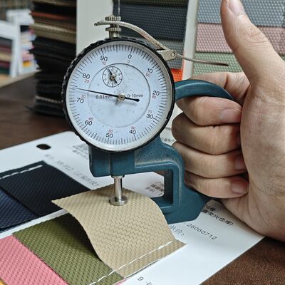 Texturas tejidas Rollo de cuero sintético de PVC con tejido de malla Apoyo para bolsas Carteras Muebles